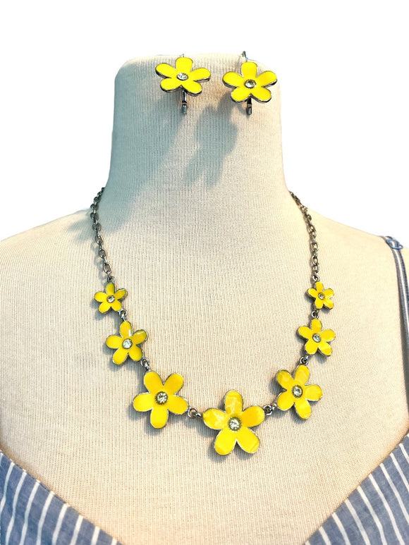 Silvertone Daisy Necklace Earring Set Yellow Enamel 21